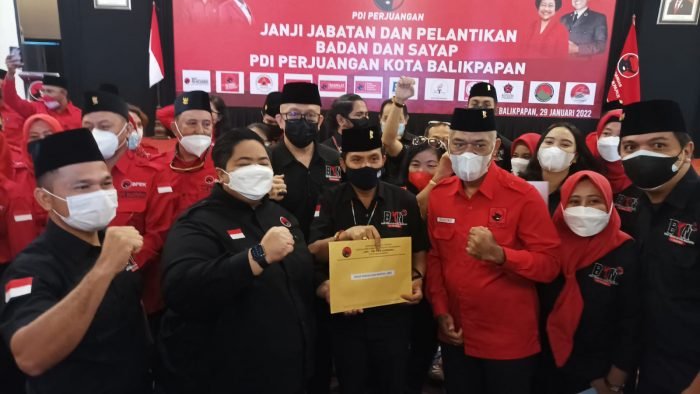 Sekretaris DPD PDI Perjuangan Kalimantan Timur Ananda Emira Moeis saat membacakan janji jabatan dan pelantikan Badan dan Sayap Partai PDI Perjuangan di Hotel Platinum Balikpapan, Sabtu (29/1/2022). Foto : BorneoFlash.com/Niken.