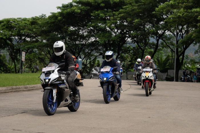 komunitas dan konsumen untuk touring bersama dalam acara bLU cRU Day Circuit Experience yang diadakan di Sentul International Circuit, Bogor, Sabtu, (29/1/2022). Foto : HO.