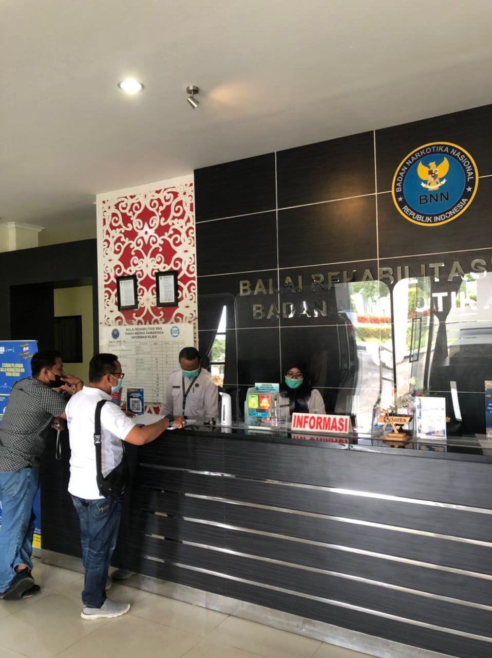 Sekretaris BNK Kubar, Jamidi saat mengantarkan salah satu ASN di Kantor Kecamatan Melak untuk bisa menjalani rehabilitasi di Balai Rehabilitasi Tanah Merah Samarinda. Foto : HO.