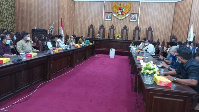 Komisi IV bersama Komisi III Dewan Perwakilan Rakyat Daerah (DPRD) Balikpapan melakukan Rapat Dengar Pendapat (RDP) dengan PT Pertamina dan Dinas terkait di Ruang Rapat Paripurna DPRD Kota Balikpapan, Senin (31/1/2022). Foto : BorneoFlash.com/Niken.
