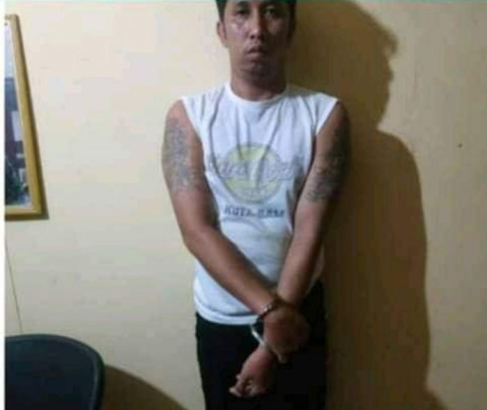 KA (35) tak berkutik saat diamankan petugas di Mapolres Kutai Barat usai melakukan aksi kejahatan dengan cara mengejar seorang wanita menggunakan senjata tajam. Foto : BorneoFlash.com/Lilis Suryani.