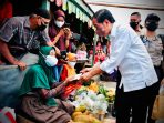 Pedagang Pasar Sepinggan mendapatkan BLT dari Presiden Joko Widodo. Foto : Ist.
