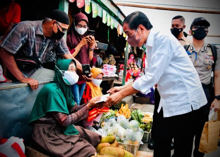 Pedagang Pasar Sepinggan mendapatkan BLT dari Presiden Joko Widodo. Foto : Ist.