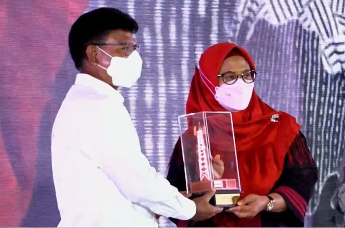 Presiden Direktur & CEO XL Axiata, Dian Siswarini dan Menteri Komunikasi dan Informatika Republik Indonesia, Johnny G Plate di Jakarta, Selasa (25/1/2022). Foto : HO/XL Axiata.