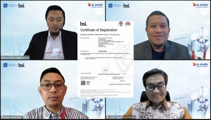 Senior Operation Direction BSI Indonesia,Sofyan Hadi Saputra (kiri atas), Operation Director Huawei Indonesia,Mohd.Syakil, Chief Enterprise & SME Officer XL Axiata, Feby Sallyanto dan  Managing Director PT Princeton Digital Group (kanan bawah) dalam acara penyerahan secara virtual Sertifikasi ISO 22301 : 2019 di Jakarta, Rabu (19/1/2022). Foto : HO/ XL Axiata.
