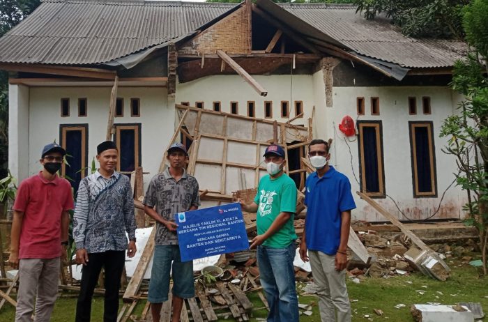 Karyawan PT XL Axiata Tbk (XL Axiata), melalui Majlis Ta’lim XL Axiata (MTXL), menyalurkan bantuan untuk warga korban Gempa Banten. Foto : HO/PT XL Axiata.