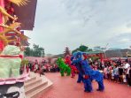 Atraksi tarian Barongsai dalam perayaan Imlek 2573 di Klenteng Guang De Miao yang terletak di Jalan Bukit Niaga No 28, Pasar Baru, Balikpapan, Selasa (1/2/2022). Foto : BorneoFlash.com/Niken.