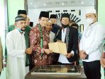 Imam Besar Masjid Istiqlal Jakarta Prof Dr KH Nazaruddin Umar, MA bersama Warga RT 68 Kelurahan Batu Ampar, Kecamatan Balikpapan Utara saat meresmikan Nurul Ikhlas. Foto : BorneoFlash.com/Niken.