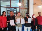 Syukri Wahid dan Amin Hidayat bersama kuasa hukum Agus Amri dan rekan-rekan melakukan jumpa pers, Rabu (2/2/2022). Foto : BorneoFlash.com/Niken.