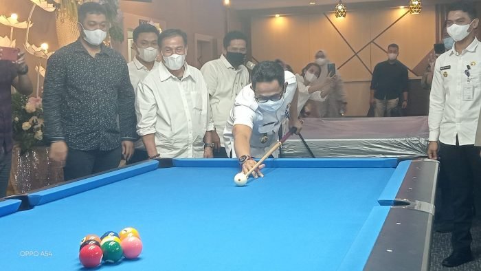 Wali Kota Balikpapan H Rahmad Mas'ud saat meresmikan Black Bull Billiard. Foto : BorneoFlash.com/Niken.