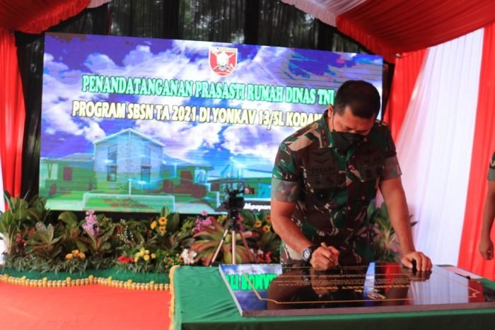 Pangdam VI/Mulawarman Mayjen TNI Teguh Pudjo Rumekso  meresmikan bangunan rumah dinas TNI AD di Markas Batalyon Kavaleri 13/Satya Lembuswana di Km. 30 Kelurahan Karya Merdeka, Kecamatan Samboja Kutai Kartanegara  Kamis (3/2/2022). Foto : HO/Pendam VI/Mlw.