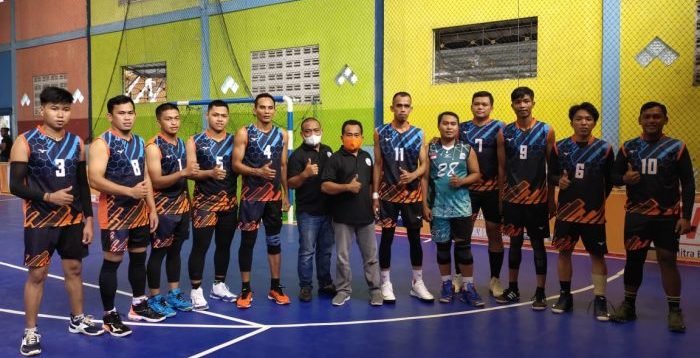 Tim Bola Voli Karang Joang Mamuju saat bertanding dengan Tim Pertamina dalam turnamen yang digelar boleh PBVI Kota Balikpapan di Gedung Futsal Champion Balikpapan Kelurahan Gunung Samarinda Balikpapan Utara, Jumat (4/2/2022). Foto : BorneoFlash.com/Niken.