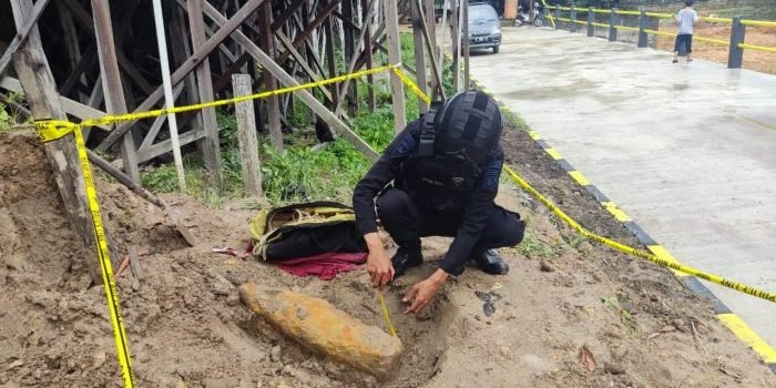 Tim Jibom Brimob Polda Kaltim mengevakuasi mortir diduga bekas Perang Dunia II di kawasan Waduk Kelurahan Telagasari Rt. 37 Kecamatan Balikpapan Kota, Jumat (4/2/2022). Foto : HO/ Brimob Polda Kaltim.