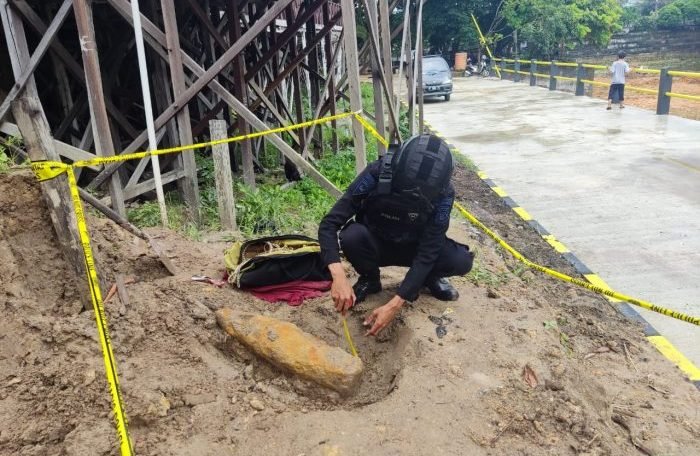 Tim Jibom Brimob Polda Kaltim mengevakuasi mortir diduga bekas Perang Dunia II di kawasan Waduk Kelurahan Telagasari Rt. 37 Kecamatan Balikpapan Kota, Jumat (4/2/2022). Foto : HO/ Brimob Polda Kaltim.