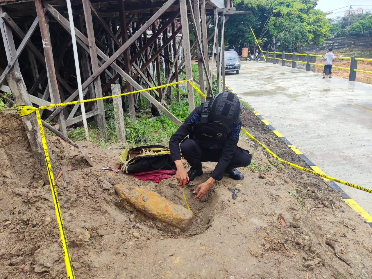 Brimob Evakuasi Mortir Sisa Perang Dunia II di Telaga Sari Balikpapan