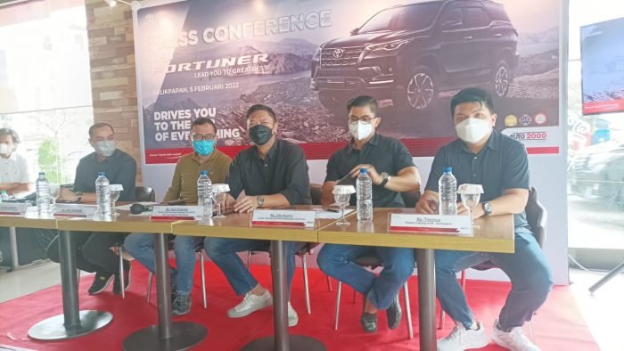 (ka-ki) Kepala Cabang AAb Balikpapan Timotius, Kepala Cabang Auto 2000 Balikpapan Sudirman Cito Kurnia, Senior Area Business Manager Auto 2000 Wilayah Jawa Barat dan Kalimantan Haris Prasetya, Area Manager ACC wilayah Sulawesi dan Kalimantan Adhi Sebayang, Kepala Cabang TAF Bayu Siswanto saat press conference di Dunkin Donuts BSB, Sabtu (5/2/2022). Foto : BorneoFlash.com/Niken.