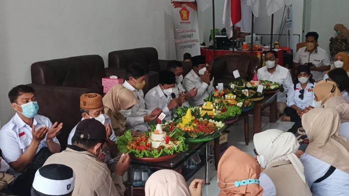 Seluruh pengurus DPC Gerindra Kota Balikpapan merayakan HUT ke 14 secara sederhana di Kantor Sekretariat Gerindra yang berlokasi di Guntur Damai (Beller) RT 38 Kelurahan Gunung Sari Ulu, Minggu (6/2/2022). Foto : BorneoFlash.com/Niken.
