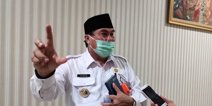 Bupati Kubar, FX Yapan memberikan arahan kepada kepala OPD di lingkup Pemkab Kubar terkait pemeriksaan pendahuluan Tim Audit BPK RI, di Gedung Balai Agung ATJ beberapa waktu lalu. Foto : BorneoFlash.com/DOK.