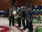 Wali Kota Balikpapan saat memberikan penghargaan kepada Ketua DPRD Balikpapan periode 2004-2014 Andi Burhanuddin Solong di Aula Pemkot Balikpapan, Senin (7/1/2022). Foto : BorneoFlash.com/Niken.