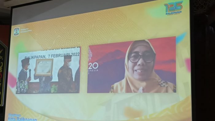 Direktur pembiayaan syariah DJPPR Kementerian Keuangan, Dwi Irianti Hadiningdya mengikuti penyerahan penghargaan secara virtual. Foto : BorneoFlash.com/Niken.