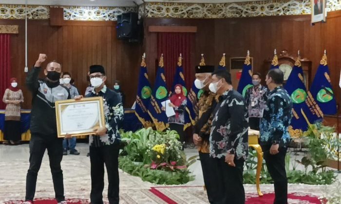 Ruslan atau biasa disebut IB 07 mewakili Info Bencana Balikpapan saat menerima penghargaan dari Pemkot Balikpapan, Senin (7/2/2022). Foto : BorneoFlash.com/Niken.