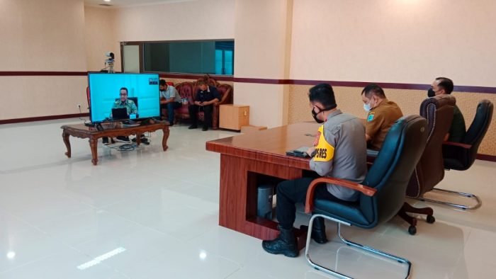Bupati Paser, dr. Fahmi Fadli bersama Dandim 0904/PSR Letkol Inf Ronald Wahyudi, dan Wakapolres Paser Kompol Irawan Setyono, saat mengikuti pengarahan dari Presiden RI Ir. Joko Widodo melalui vicon, berlangsung di ruang Command Center, gedung perkantoran Bupati Paser, Kilometer 5, Tanah Grogot, Senin (7/2/2022). Foto : BorneoFlash.com/Sarasani.