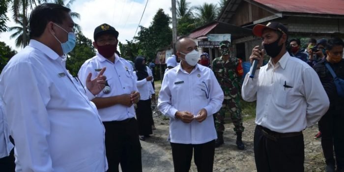 Bupati Kubar FX Yapan (kiri) didampingi Wabup Kubar Edyanto Arkan  saat berdialog bersama masyarakat dan sekaligus meninjau jalan Kampung Sukomulyo, Kecamatan Long iram, Kabupaten Kutai Barat. Foto : BorneoFlash.com/Lilis Suryani.