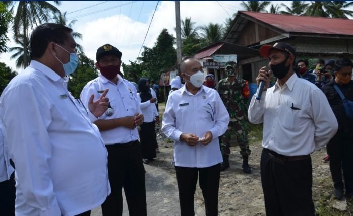 Bupati Kubar FX Yapan (kiri) didampingi Wabup Kubar Edyanto Arkan  saat berdialog bersama masyarakat dan sekaligus meninjau jalan Kampung Sukomulyo, Kecamatan Long iram, Kabupaten Kutai Barat. Foto : BorneoFlash.com/Lilis Suryani.