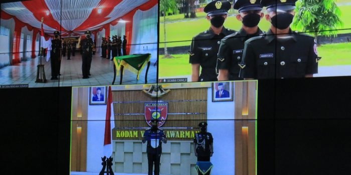 Pangdam VI/Mlw Mayor Jenderal TNI Teguh Pudjo Rumekso  memimpin upacara Penutupan Pendidikan Pertama Bintara TNI AD Tahun Anggaran 2021. Upacara dilaksanakan secara virtual dari ruang Yudha Makodam VI/Mlw Balikpapan Jumat pagi (11/2/2022). Foto : HO/Penda