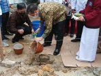 Wakil Gubernur (Wagub) Kalimantan Timur (Kaltim) H Hadi Mulyadi meletakkan batu pertama pembangunan Masjid Nurul Iman SMAN 5 Balikpapan Jalan Abdi Praja Blok F1 No 119 Sepinggan, Jumat (11/2/2022). Foto : BorneoFlash.com/Niken.