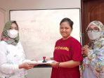 Tri Wahyuni (Kiri) terpilih sebagai Ketua Cabang FJPI Kaltim di Kantor Sekretariat FJPI Kaltim Jalan Juanda Samarinda pada Minggu, (13/2/2022). Foto : HO/FJPI Kaltim.