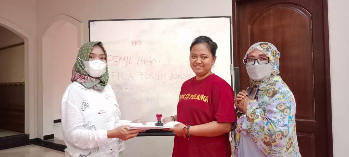 Tri Wahyuni (Kiri) terpilih sebagai Ketua Cabang FJPI Kaltim di Kantor Sekretariat FJPI Kaltim Jalan Juanda Samarinda pada Minggu, (13/2/2022). Foto : HO/FJPI Kaltim.