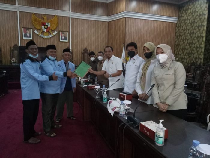 Komisi IV DPRD Balikpapan menggelar RDP dengan BKPRMI dan BKPAKSI di ruang rapat Paripurna DPRD Kota Balikpapan, Senin (14/2/2022). Foto : BorneoFlash.com/Niken.