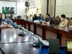 Ketua DPRD Balikpapan Abdulloh menerima kunjungan Danlanud Dhomber Balikpapan Kolonel (Pnb) Dedy Susanto bersama rombongan di ruang rapat gabungan DPRD kota Balikpapan, Senin (14/2/2022). Foto : BorneoFlash.com/Niken.
