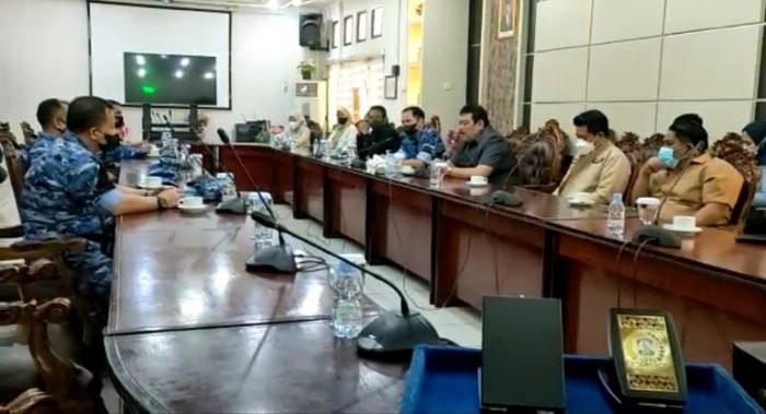Ketua DPRD Balikpapan Abdulloh menerima kunjungan Danlanud Dhomber Balikpapan Kolonel (Pnb) Dedy Susanto bersama rombongan di ruang rapat gabungan DPRD kota Balikpapan, Senin (14/2/2022). Foto : BorneoFlash.com/Niken.