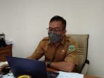 Sekretaris Dinkes Kubar, Barnabas S.K.M saat diwawancara di ruang kerjanya pada Senin (14/2/2022). Foto : BorneoFlash.com/Lilis Suryani.