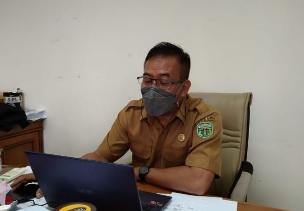 Sekretaris Dinkes Kubar, Barnabas S.K.M saat diwawancara di ruang kerjanya pada Senin (14/2/2022). Foto : BorneoFlash.com/Lilis Suryani.