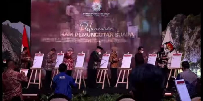 KPU Balikpapan mengikuti Peluncuran Hari Pemungutan Suara Pemilu Serentak 2024 secara virtual di Halaman Kantor KPU Balikpapan pada Senin (14/02/2022) malam. Foto : BorneoFlash.com/Niken.