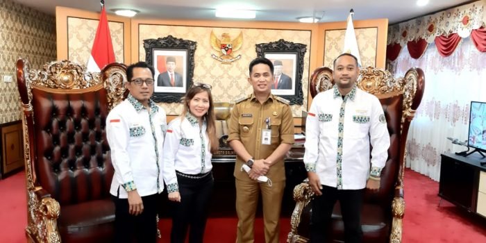 Wali Kota Rahmad Mas'ud menerima kunjungan perwakilan pengurus Himpunan Pengusaha Ekonomi Kreatif (HIEKRAF) di ruang kerjanya, pada Senin (14/2/2022). Foto: HO/HIEKRAF.