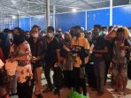 Tim Gabungan Amankan 400 Orang Terindikasi Pekerja Migran Indonesia (PMI) Ilegal dari penumpang KM. Bukit Siguntang yang tiba di Pelabuhan Tunon Taka Nunukan pada pukul 23.00 Wita Senin (14/2/2022). Foto: HO/Pendim 0911/Nunukan.