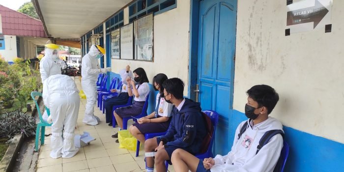Para siswa-siswi SMP Negeri 1 Sendawar, Kutai Barat saat dilakukan pengambilan sampel Covid-19 melalui  pemeriksaan swab antigen oleh tim gugus tugas Dinas Kesehatan Kutai Barat. Foto: BorneoFlash.com/lilis Suryani.