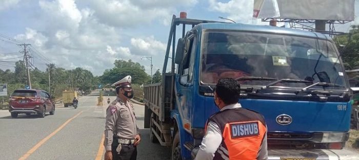 Tim Gabungan Dishub dan Polantas Polresta Balikpapan beberapa waktu lalu Mensosialisasikan Surat Edaran Wali Kota Balikpapan terkait truk Bermuatan Besar atau dimension overload (ODOL) dilarang melintas di jalan protokol dalam kota. Foto: BorneoFlash.com/DOK.
