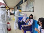 Petugas Kesehatan Kubar Saat melakukan pengambilan sampel Covid-19 di SMP Negeri 1 Sendawar secara acak melalui swab test antigen kepada 36 siswa dan 5 orang guru pada Selasa (15/2/2022) kemarin. Foto: BorneoFlash.com/Lilis Suryani.