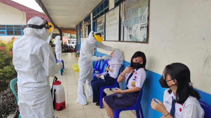 Petugas Kesehatan Kubar Saat melakukan pengambilan sampel Covid-19 di SMP Negeri 1 Sendawar secara acak melalui swab test antigen kepada 36 siswa dan 5 orang guru pada Selasa (15/2/2022) kemarin. Foto: BorneoFlash.com/Lilis Suryani.