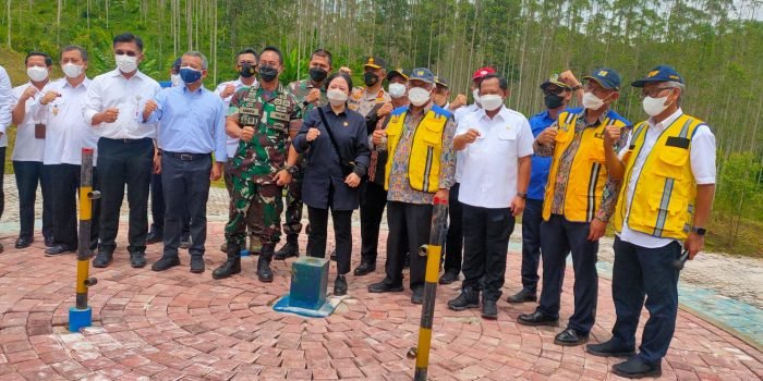 Ketua DPR Republik Indonesia Puan Maharani bersama rombongan melakukan kunjungan kerja ke IKN yang berada di Desa Tengin Kecamatan Sepaku Kabupaten Penajam Paser Utara, Rabu (16/2/2022). Foto: Ist.