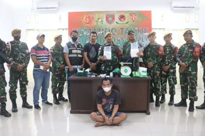 Satgas Pamtas Yonarmed 18/Komposit bekerja sama dengan Kodim 0911/Nunukan, Sat Res Narkoba Polres Nunukan dan Kantor Bea Cukai Nunukan  berhasil menggagalkan penyelundupan sabu-sabu seberat 2,1 kg di Pelabuhan Tunon Taka Kab. Nunukan Prov. Kaltara. Foto: HO/Pendam VI/Mlw.