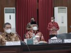 Wakil Ketua DPRD Balikpapan Budiono menghadiri undangan rapat koordinasi dengan Menteri Dalam Negeri Tito Karnavian di Aula Pemerintah Kota Balikpapan, Kamis (17/2/2022). Foto: BorneoFlash.com/Niken.
