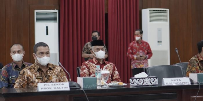 Wakil Ketua DPRD Balikpapan Budiono menghadiri undangan rapat koordinasi dengan Menteri Dalam Negeri Tito Karnavian di Aula Pemerintah Kota Balikpapan, Kamis (17/2/2022). Foto: BorneoFlash.com/Niken.