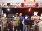 Tim Satgas Covid-19 Balikpapan saat melaksanakan vaksinasi di area pasar segar, Sabtu (19/2/2022) malam. Foto: Ist.