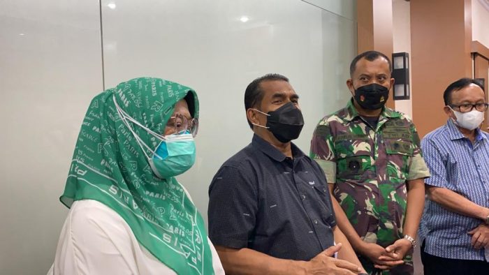 Plt Sekretaris Daerah (Sekda) Balikpapan Muhaimin bersama Kepala DKK dr Andi Sri Juliarty, Dandim 0905/Balikpapan Kolonel Inf Faisal Rizal dan Asisten I Bagian Tata Pemerintahan Setda Balikpapan Syaiful Bahri di Kantor Pemkot Balikpapan, Minggu (20/2/2022) sore. Foto: BorneoFlash.com/Niken.